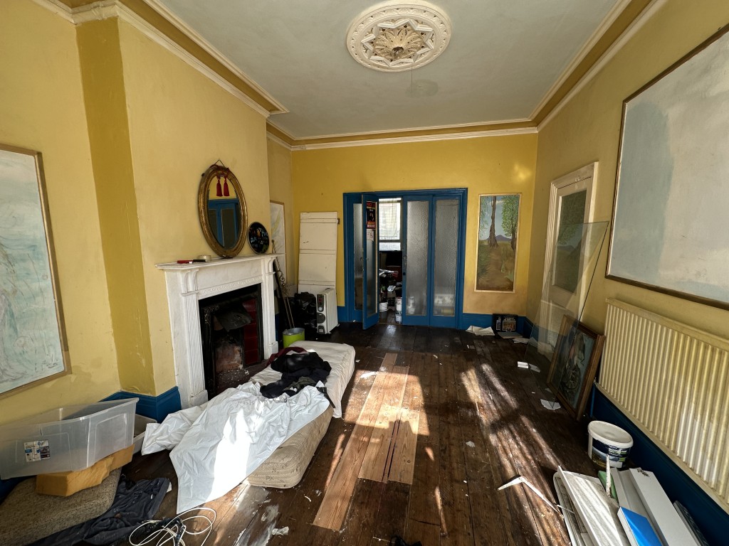 Lot: 114 - TERRACE HOUSE FOR REFURBISHMENT WITH PLANNING FOR THREE FLATS - Living Room on Ground Floor